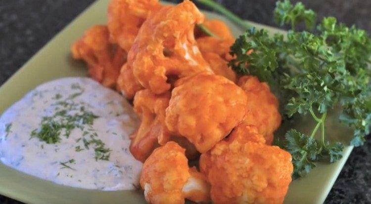 Appetizing cauliflower in batter served with sauces.