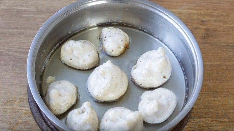 We roll the cabbage inflorescences in batter and put them in a well-heated pan with vegetable oil.