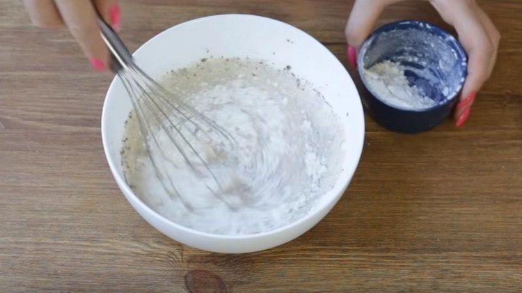 Introduire la farine et mélanger la pâte.