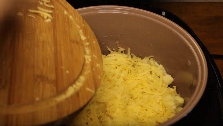 Saupoudrer la préparation de fromage râpé.