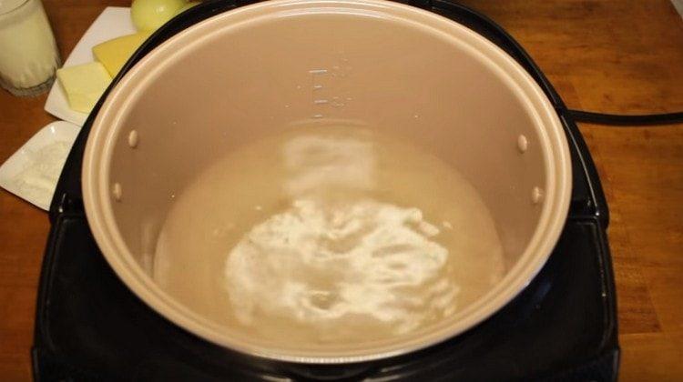 Ulijte vodu u spor štednjak, dodajte sol