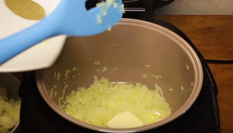 Ajoutez un morceau de beurre à l'oignon.
