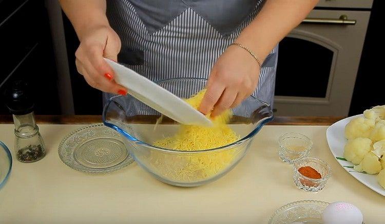 Pomiješajte krušne mrvice i naribani sir.