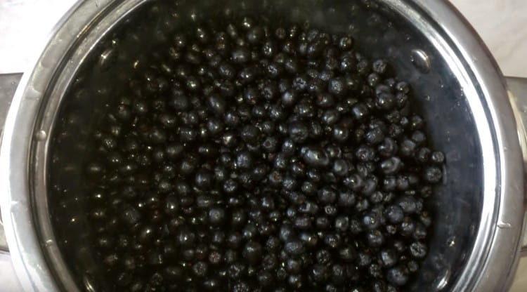 Chokeberry washed and spread in a saucepan.