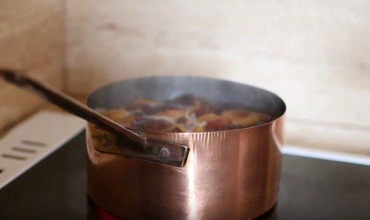 Les prunes sont dénoyautées, mises dans une casserole, ajoutez de l'eau et faites cuire.