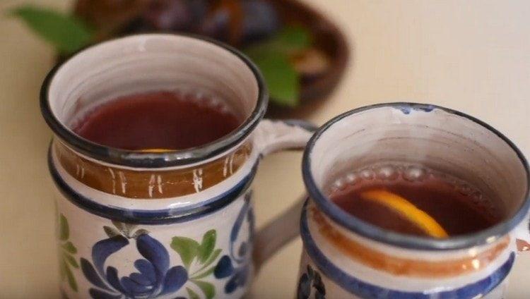 Une telle boisson est une bonne option pour savoir quoi cuisiner à partir de prunes.