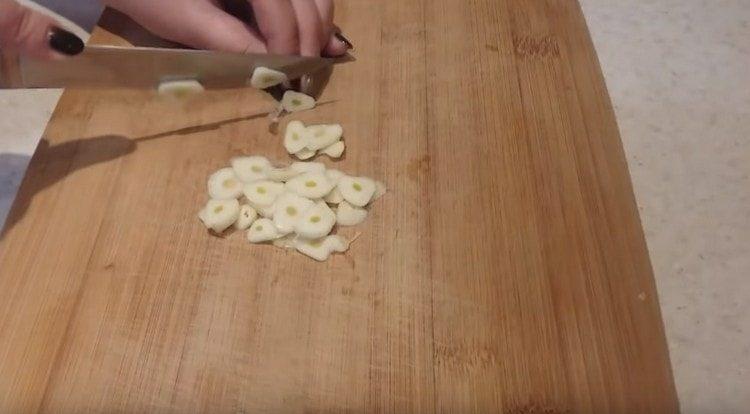 chop finely garlic.