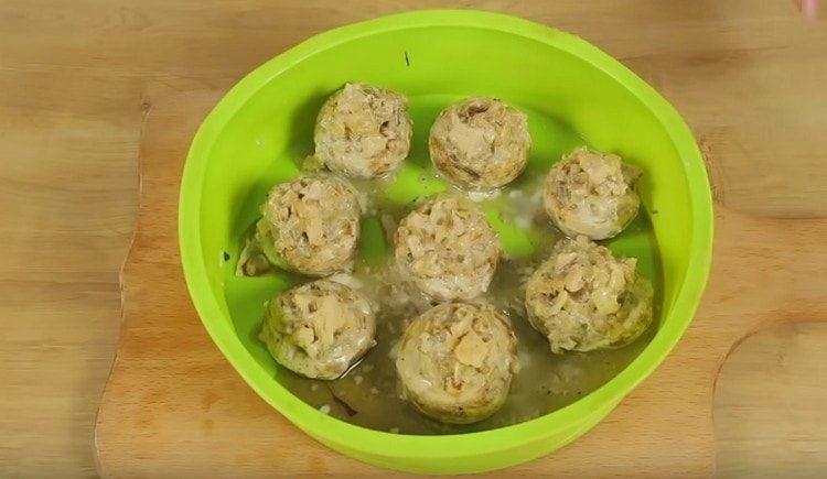 Nous commençons les chapeaux de champignons avec julienne et envoyons au four.