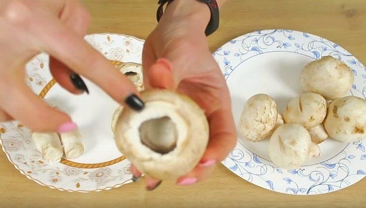 Retirez délicatement les cuisses des champignons.