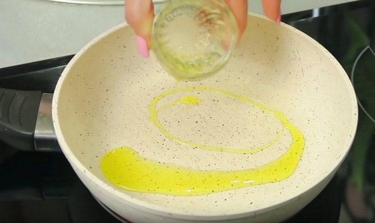 calienta la sartén, vierte el aceite de oliva.