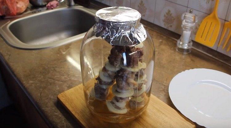 We take out the jar from the oven and let it cool slightly.