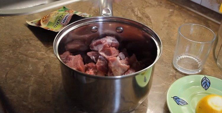 Couper la viande en tranches, saler et verser sur le jus de citron.