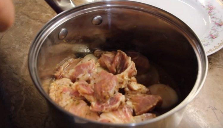 Agregue cebollas, mezcle todo y deje marinar la carne.