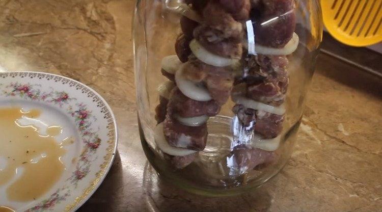 Nous mettons les brochettes avec de la viande dans un bocal de 3 litres.