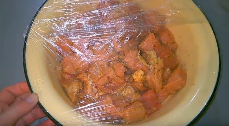 Apriete un tazón de carne con film transparente y déjelo marinar.