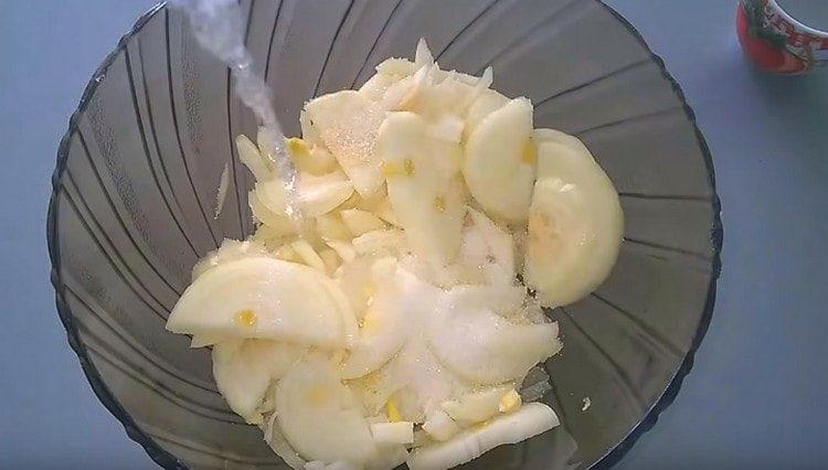 Add sugar, vinegar and water to the onion.