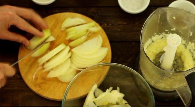 Part of the onion is cut into half rings, and another part is chopped in a blender.