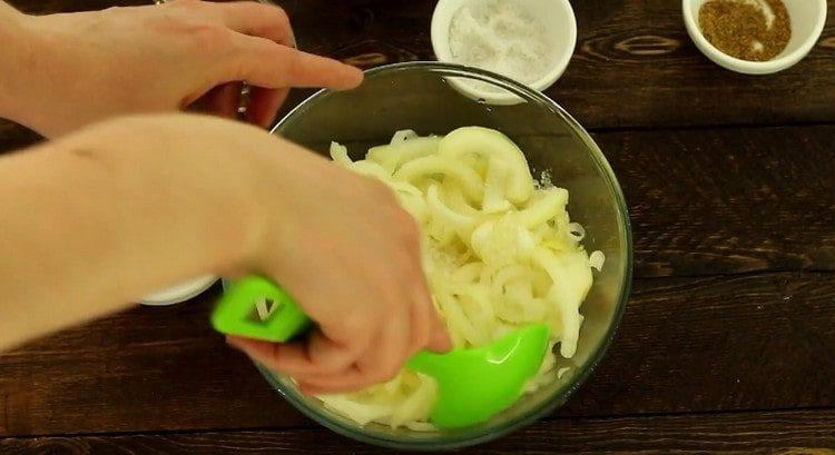 Drain the water, add vinegar, salt, sugar to the onion, mix.