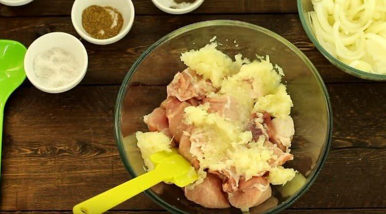 Coupez la viande en morceaux, ajoutez-y du gruau à l'oignon.