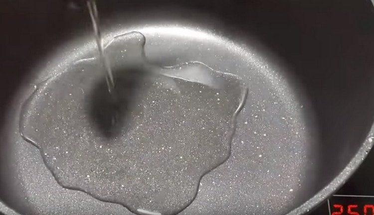 Pour into a cauldron a new portion of oil, let it warm up.