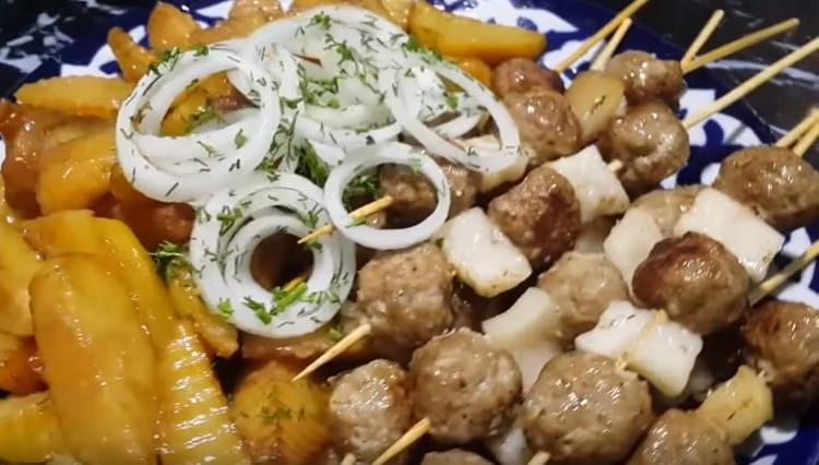 Voici un barbecue si délicieux peut être cuit dans un chaudron à la maison.