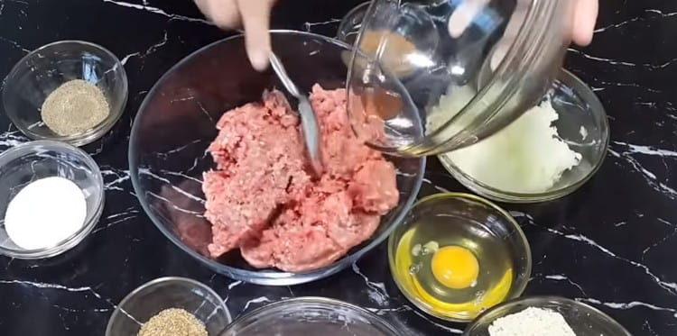 Put the minced meat in a bowl.