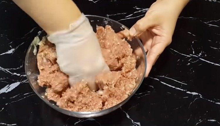 Stir the minced meat thoroughly