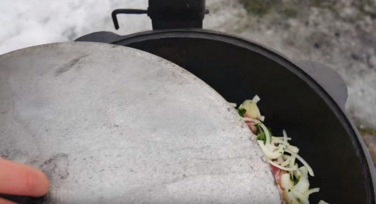 poniendo los ingredientes en capas, cubra el caldero con una tapa.