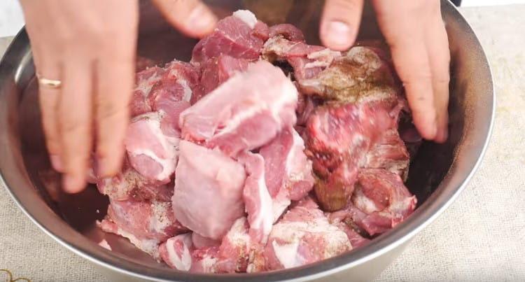 Incorporer la viande avec du sel et du poivre.