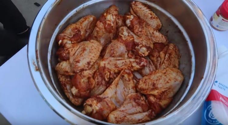 Stir the wings with butter and spices.