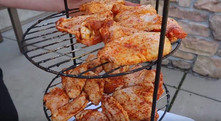 We spread the chicken wings on a special stand.