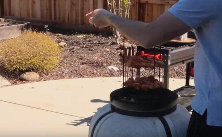 Set the grill with wings in the tandoor.