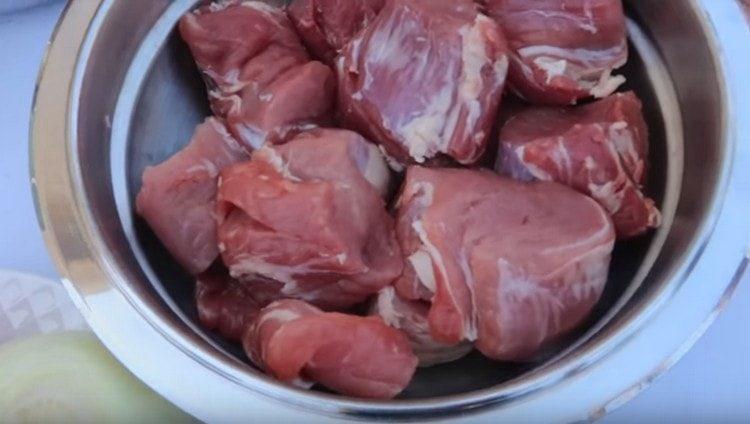 Cortar la carne en trozos grandes.