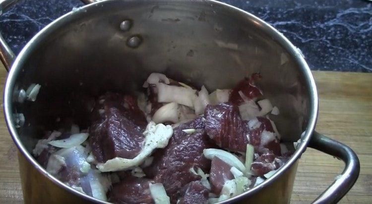 Mezclar la carne con la cebolla y dejar marinar.