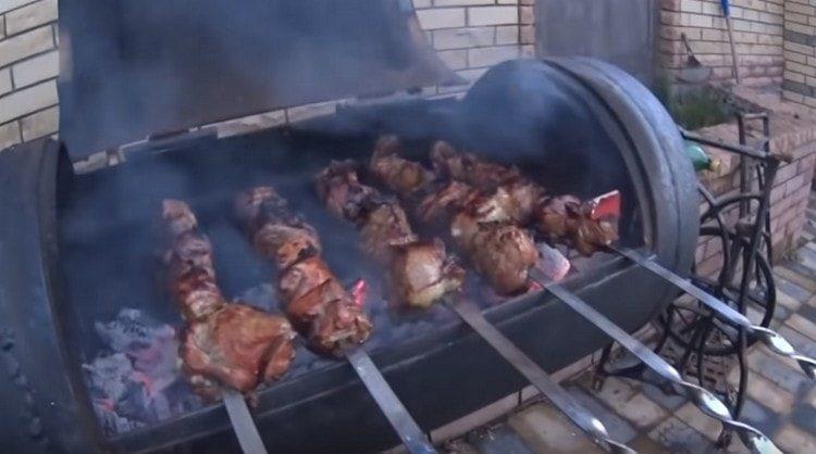 Aquí hay un delicioso kebab de cordero que se puede cocinar a la parrilla.