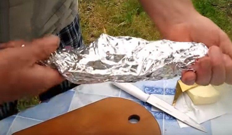 Envuelva el kebab en papel de aluminio.