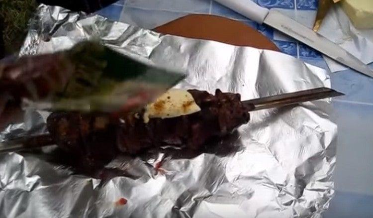 Saupoudrer d'assaisonnement pour kebab.