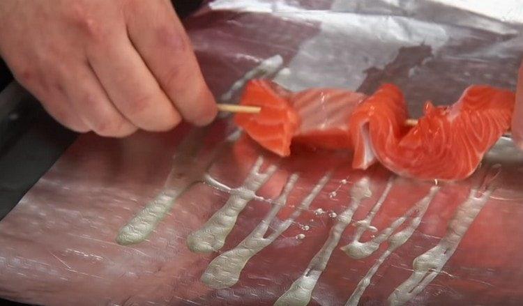 Pon los kebabs en una bandeja para hornear cubierta con papel de aluminio.