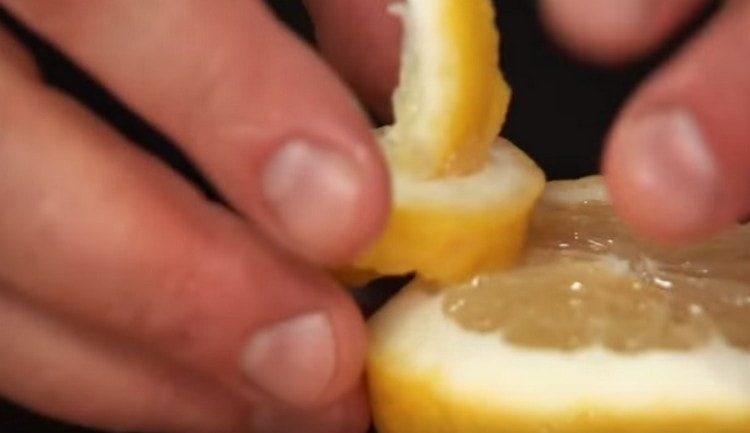 Nous coupons une partie de la pelure du citron et la nouons soigneusement avec un nœud.