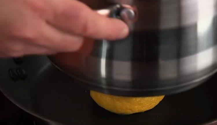 Nous faisons frire le citron dans une casserole sèche, en l'écrasant avec une casserole par exemple.