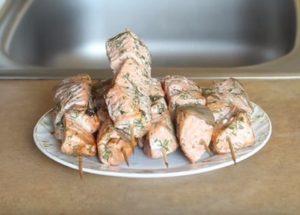 Cooking a delicious salmon kebab according to a step-by-step recipe with a photo.