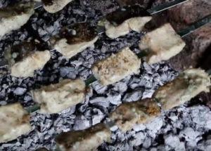 Cocinar un delicioso kebab de bagre: una receta simple paso a paso con una foto.