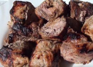 Cuire un kebab doux et juteux avec du kéfir de porc: recette avec des photos étape par étape.