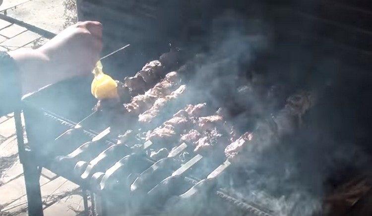 De temps en temps, lors de la cuisson, les brochettes doivent être graissées avec la marinade.