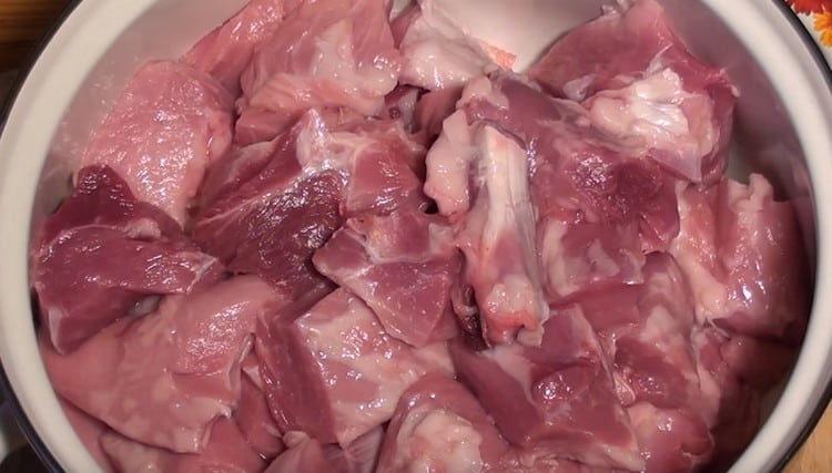 Cortar la carne en rodajas y poner en un recipiente hondo.
