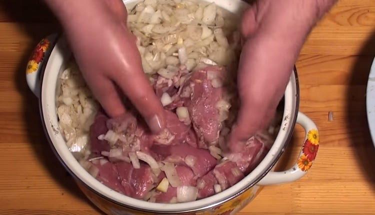 Revuelva la carne con cebolla.