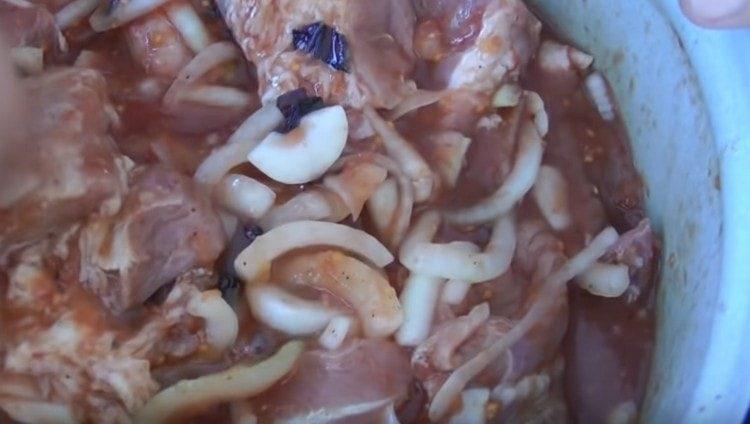 meat with onion pour tomato juice and mix.