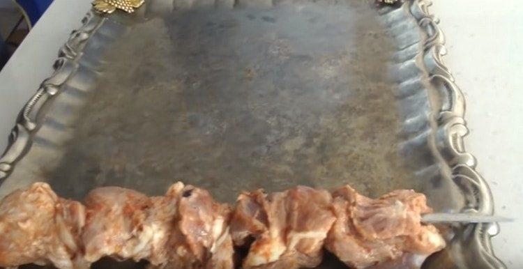 Stavili smo meso na nareske.