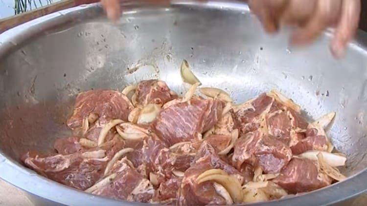 Revuelva la carne con cebolla.