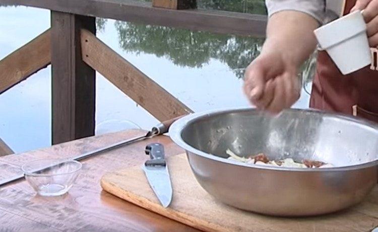 Ajouter de l'huile végétale et de l'eau à la viande.